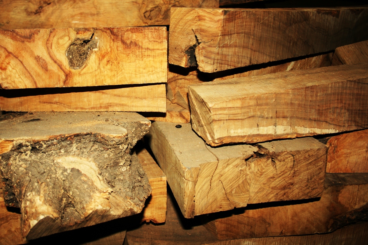 tablas de madera de olivo antes de su mecanización
